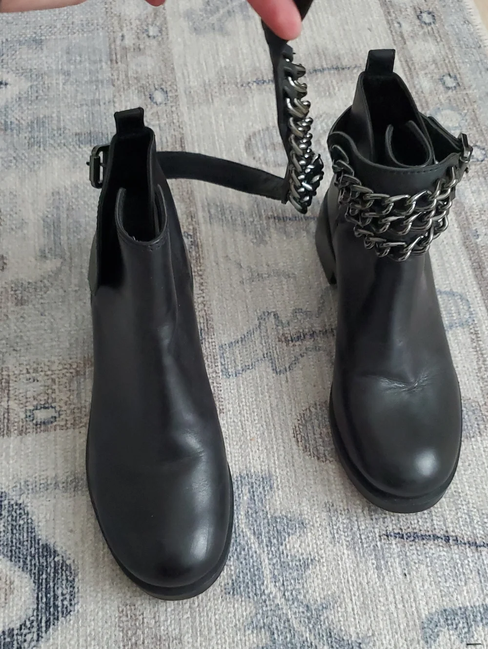 Tory Burch Bloomfield chain Black leather ankle Moto boots Shoes Sz7
